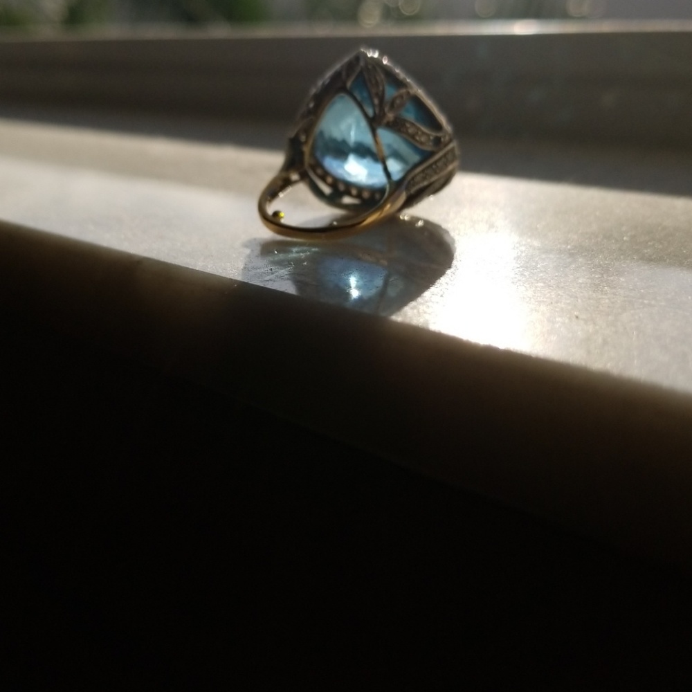 Luxe Blue Topaz Ring- Estate Jewelry - Picture 4 of 8